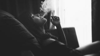 タバコを吸う女画像