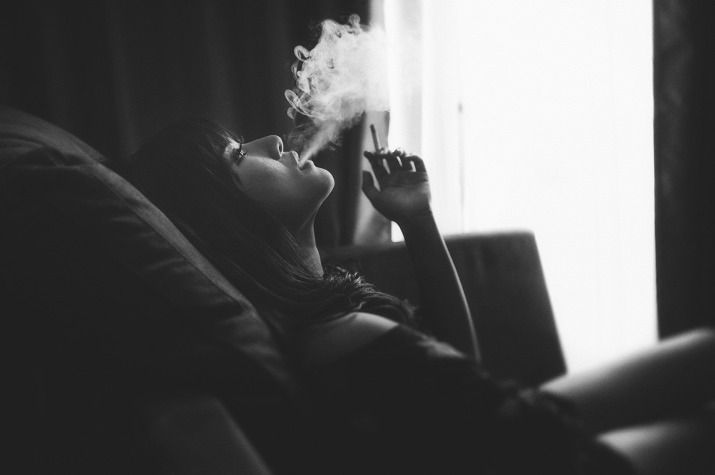 タバコを吸う女画像